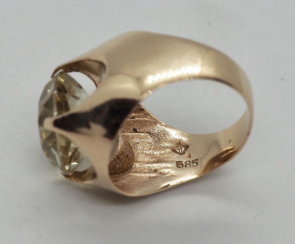 Ring i 14 K gull med blank/champagne-farget sten