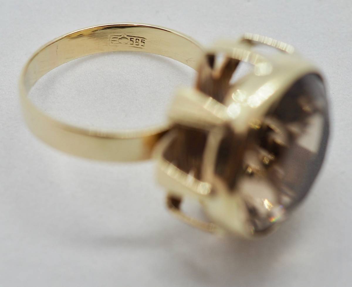 Ring i 14 K gull med stor grå-brun sten