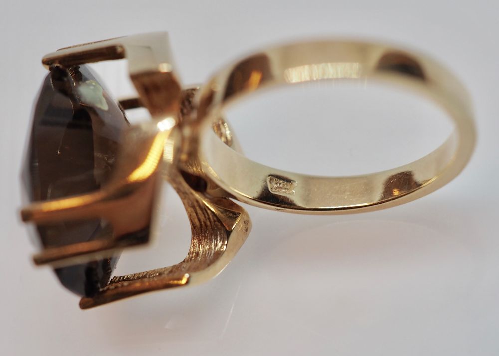 Ring i 14 K gull med stor brun sten