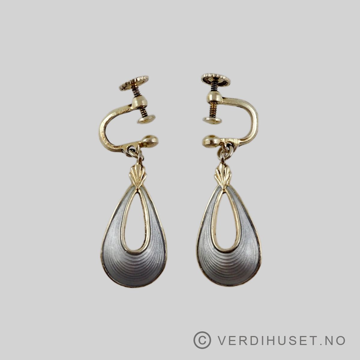Ørepynt i forgylt sølv med grå emalje