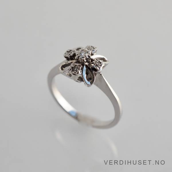 Hovedbilde Ring i 14 K hvitt gull med blanke stener