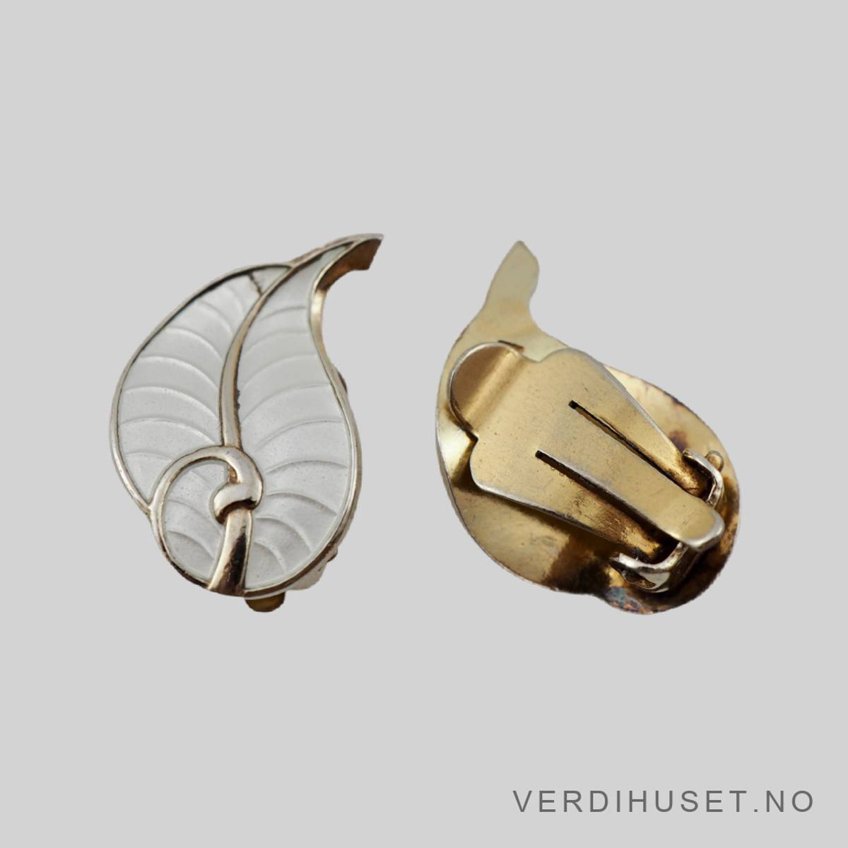 Øreklips i forgylt sølv med hvit emalje