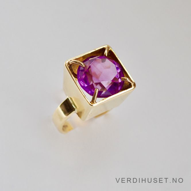 Hovedbilde Ring i 14 K gull med lilla sten
