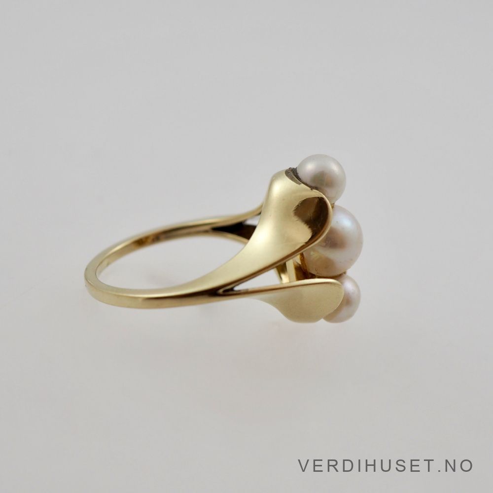 Ring i 14 K gull med 3 perler