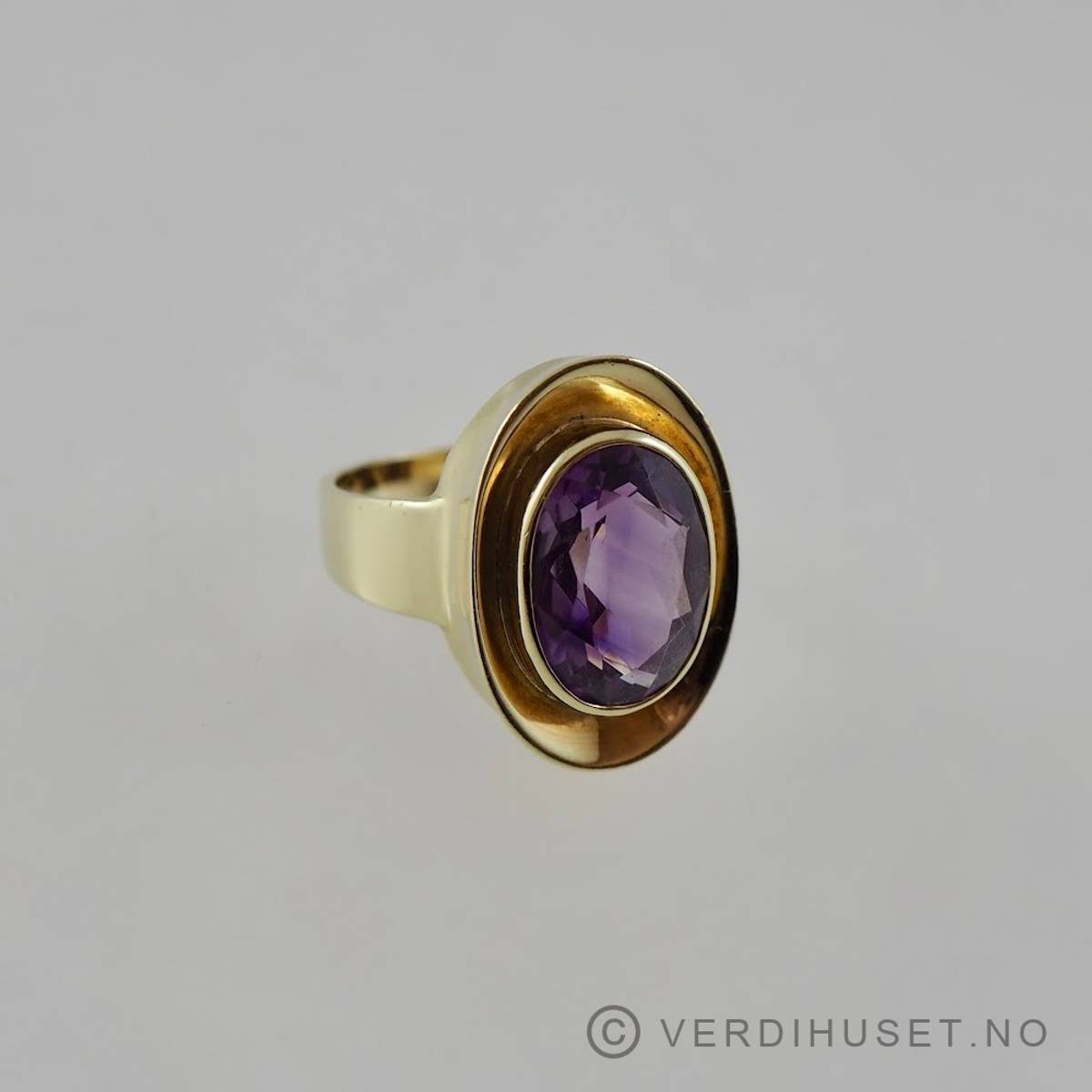 Ring i 14 K gull med lilla sten
