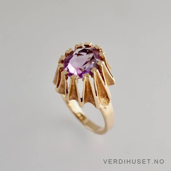 Hovedbilde Ring i 14 K gull med lilla sten
