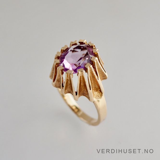 Hovedbilde Ring i 14 K gull med lilla sten
