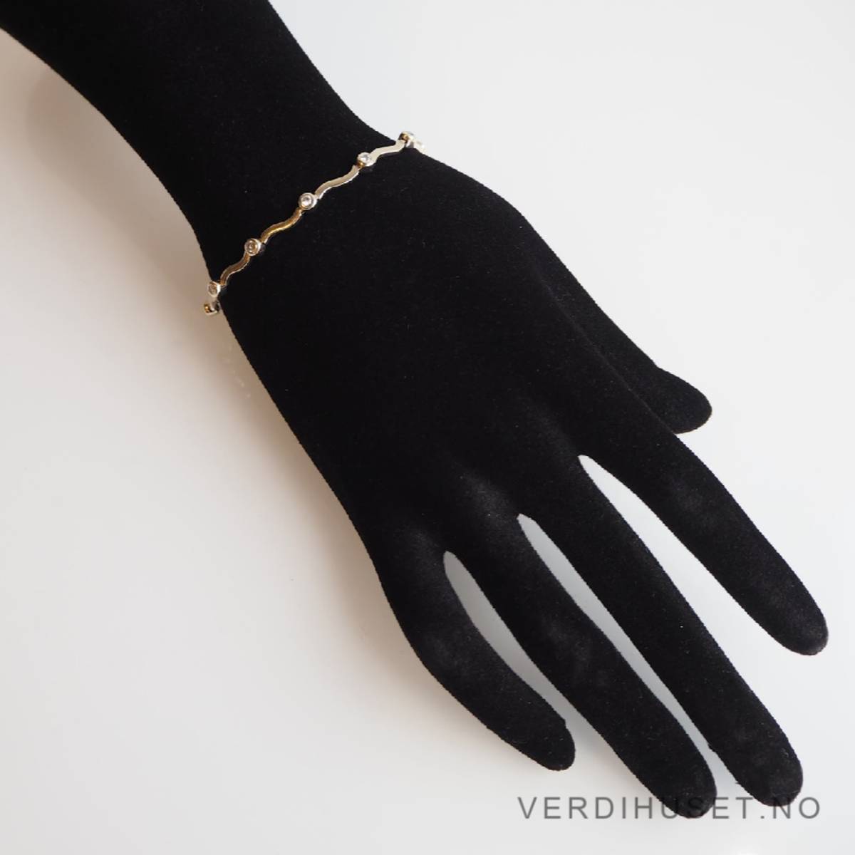 Armbånd i 14 K hvitt gull med blanke stener