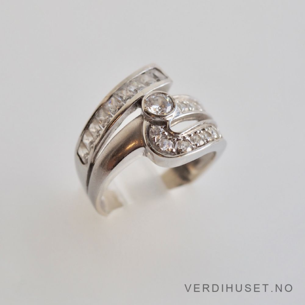 Ring i 14 K hvitt gull med blanke stener