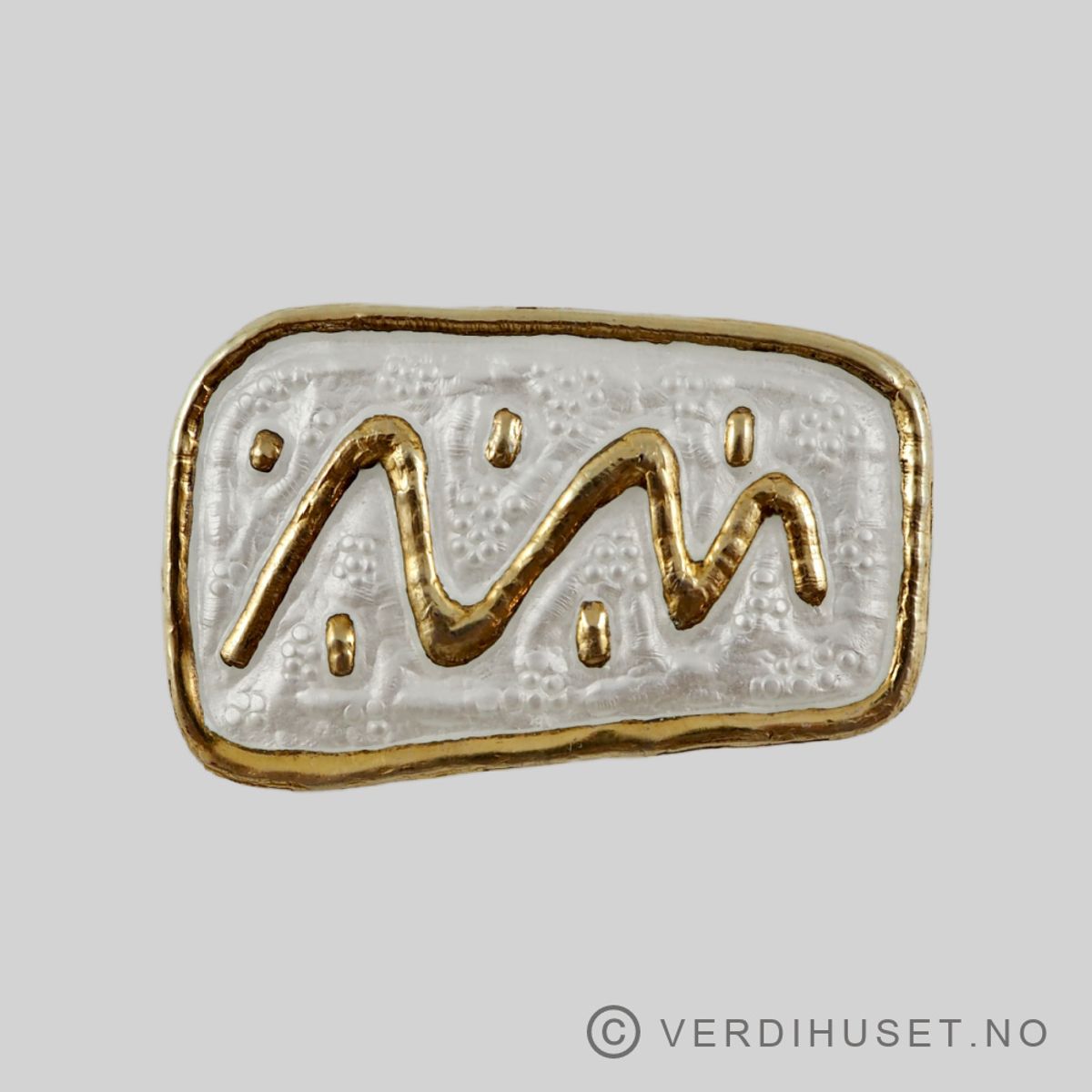 Brosje i forgylt sølv med hvit emalje - Ø. Balle