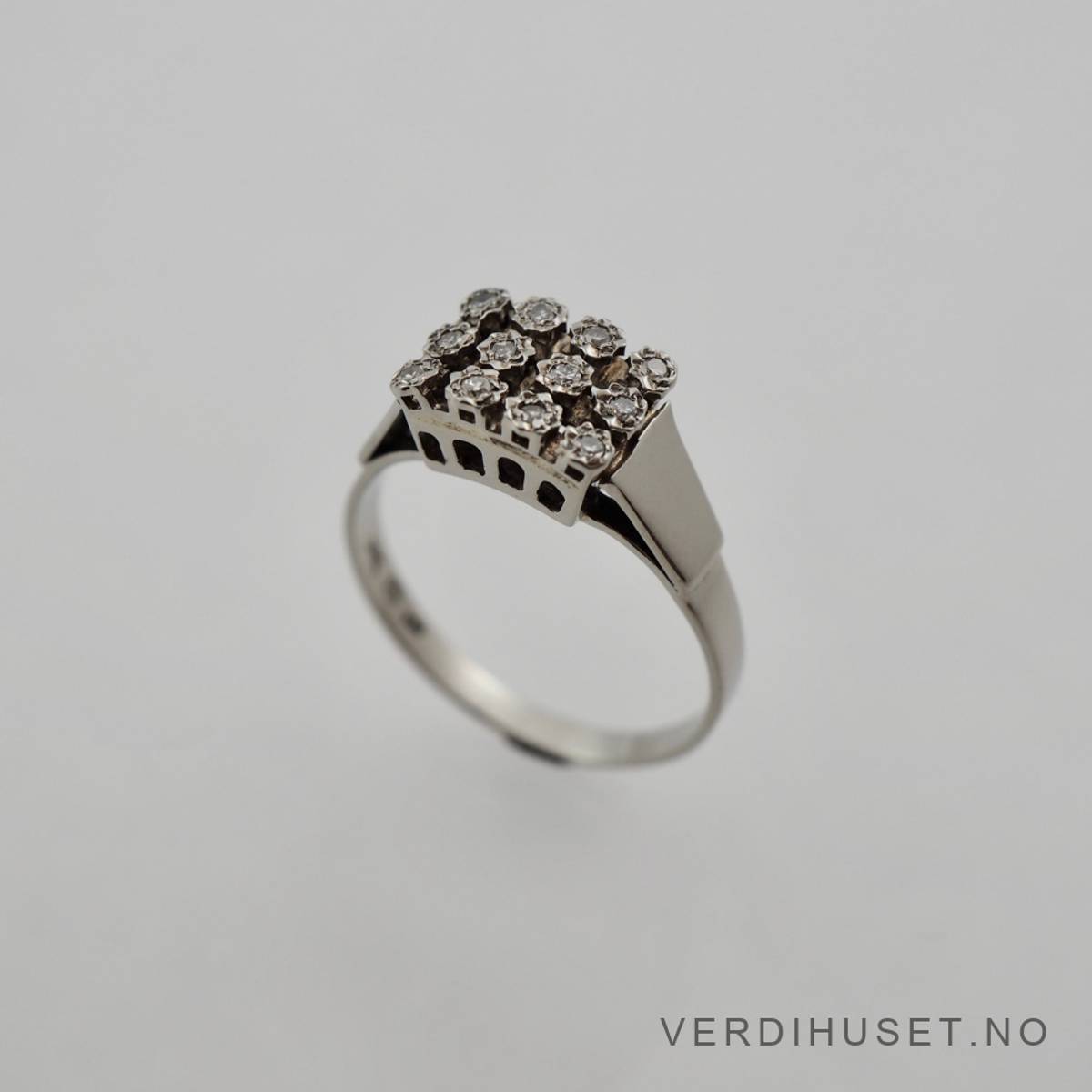 Ring i 14 K hvitt gull med blanke stener