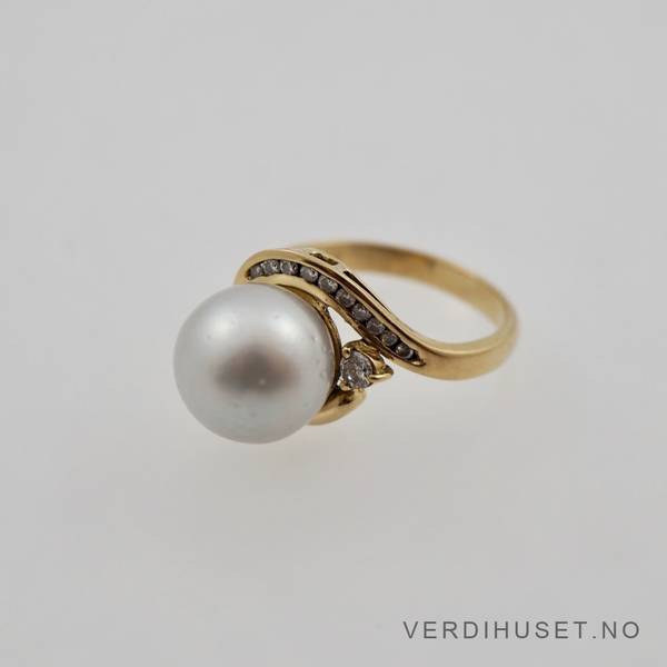 Hovedbilde Ring i 18 K gull med stor perle og blanke stener