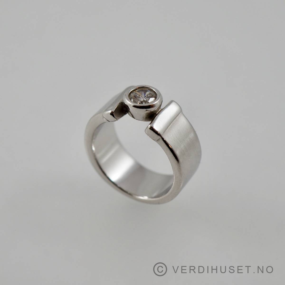 Massiv ring i sølv med blank sten