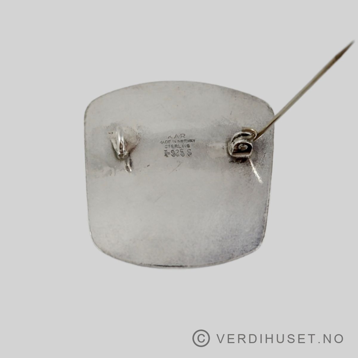 Brosje i sølv med blå emalje og sølvkuler