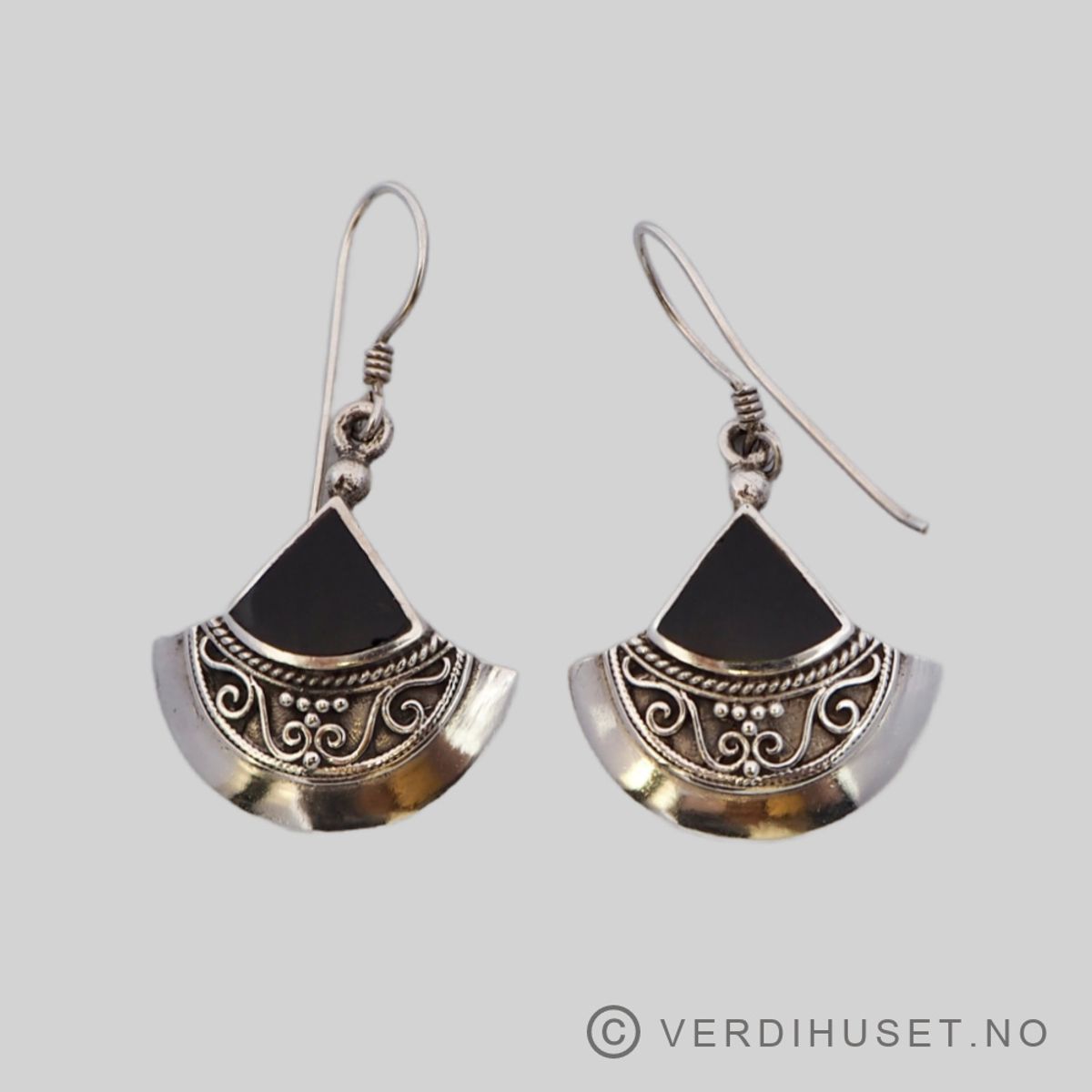 Ørepynt i sølv med sort sten
