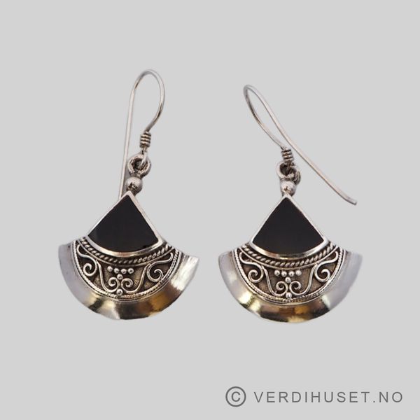 Hovedbilde Ørepynt i sølv med sort sten