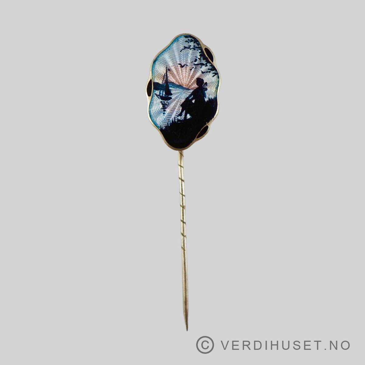 Nål i forgylt sølv med emalje