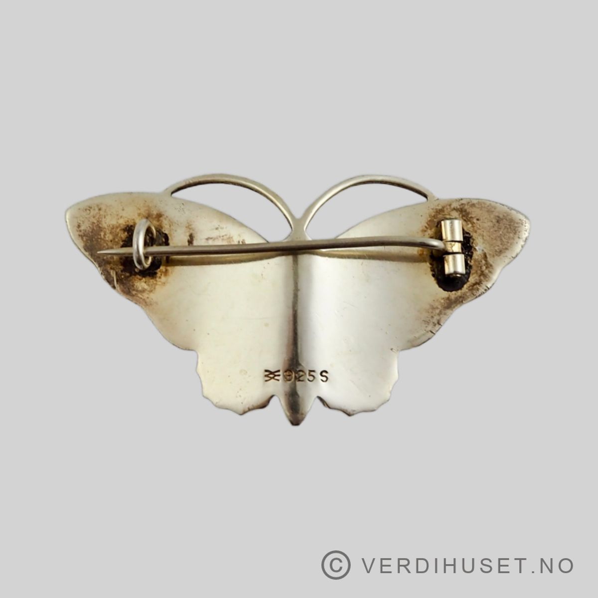 Brosje/Sommerfugl i sølv med hvit og blå emalje - Aksel Holmsen