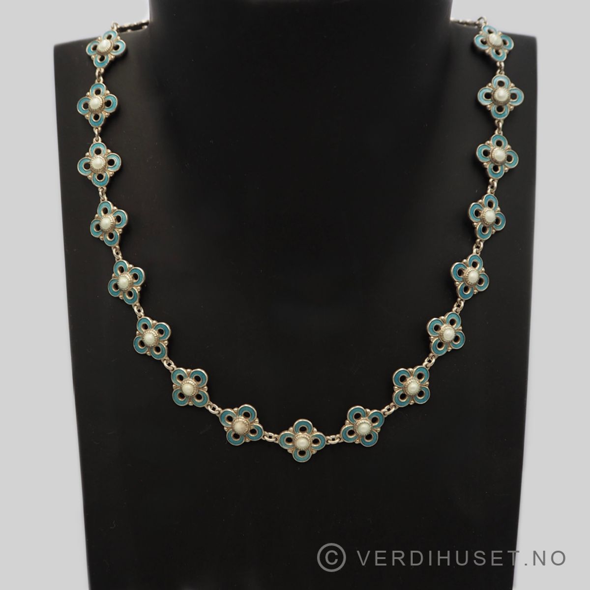 Halssmykke i forgylt sølv med lys blå og hvit emalje - D-A