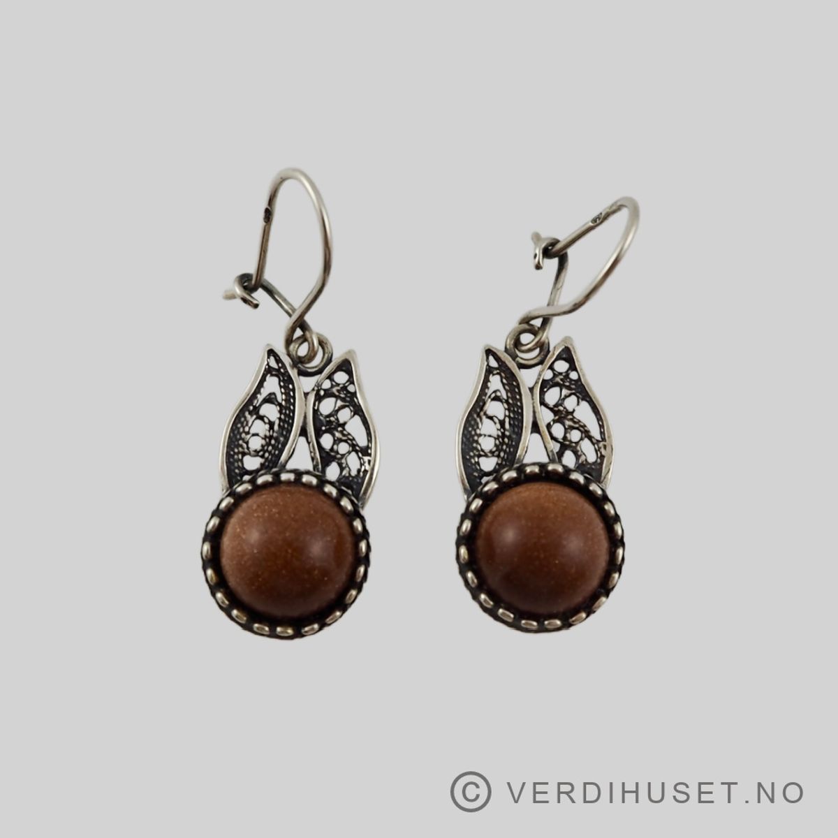 Ørepynt i oksidert sølv med rød-brun sten