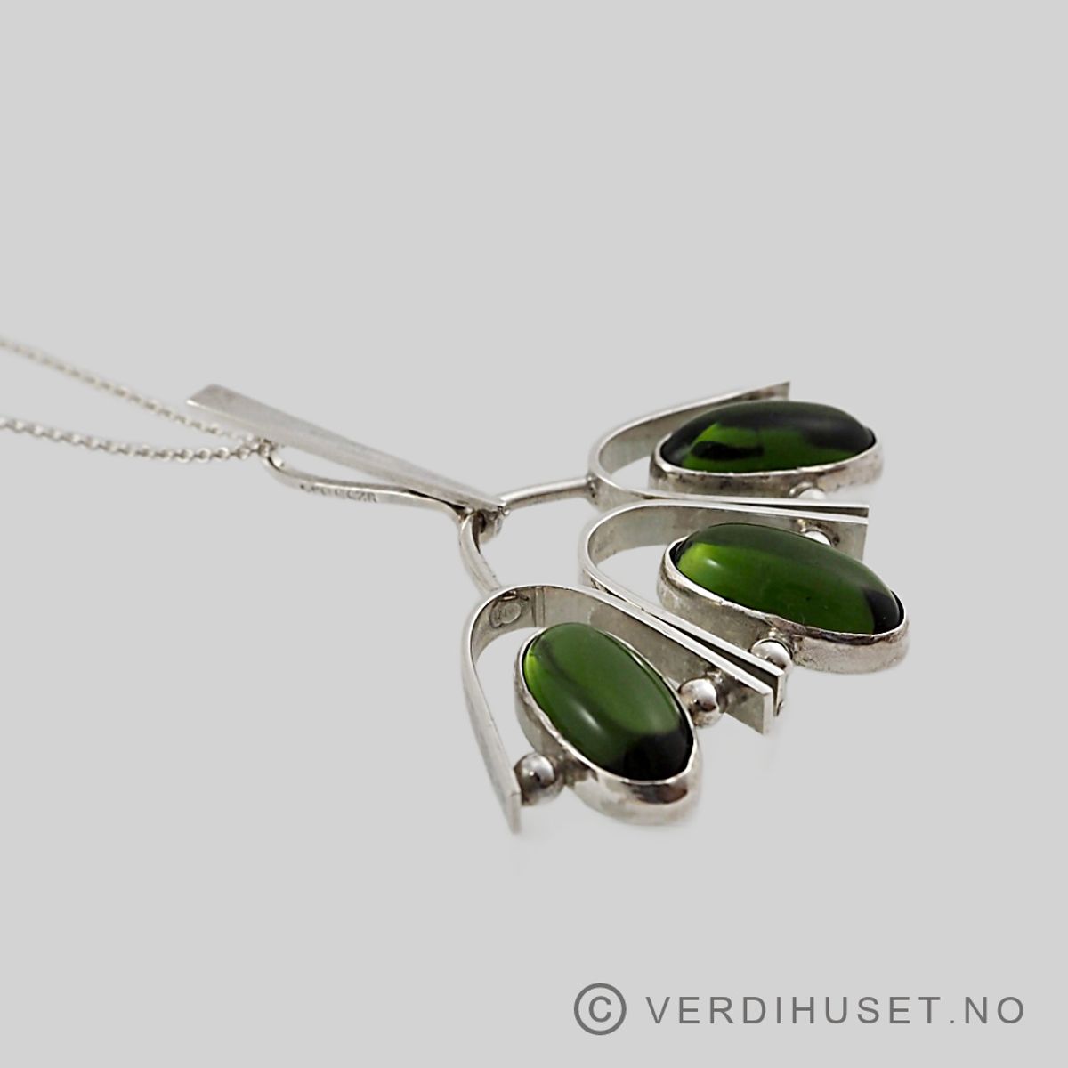 Anheng i sølv med 3 grønne stener