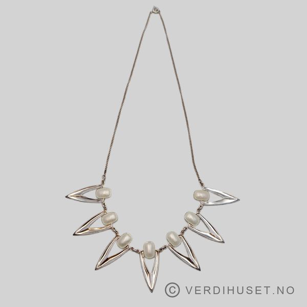 Hovedbilde Halssmykke i sølv med hvit emalje - Aksel Holmsen