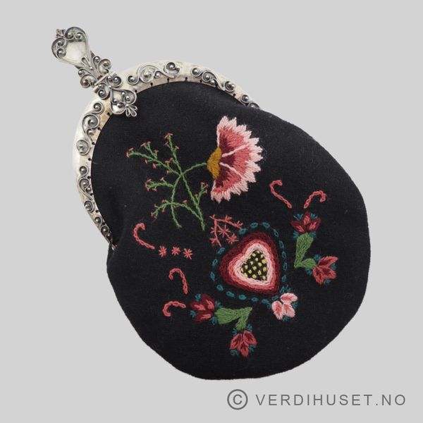 Hovedbilde Bunadsveske med veskelås i oksidert sølv