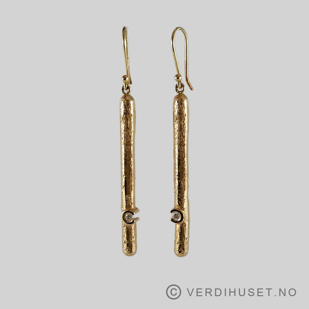 Ørepynt i 14 K gull med blank sten