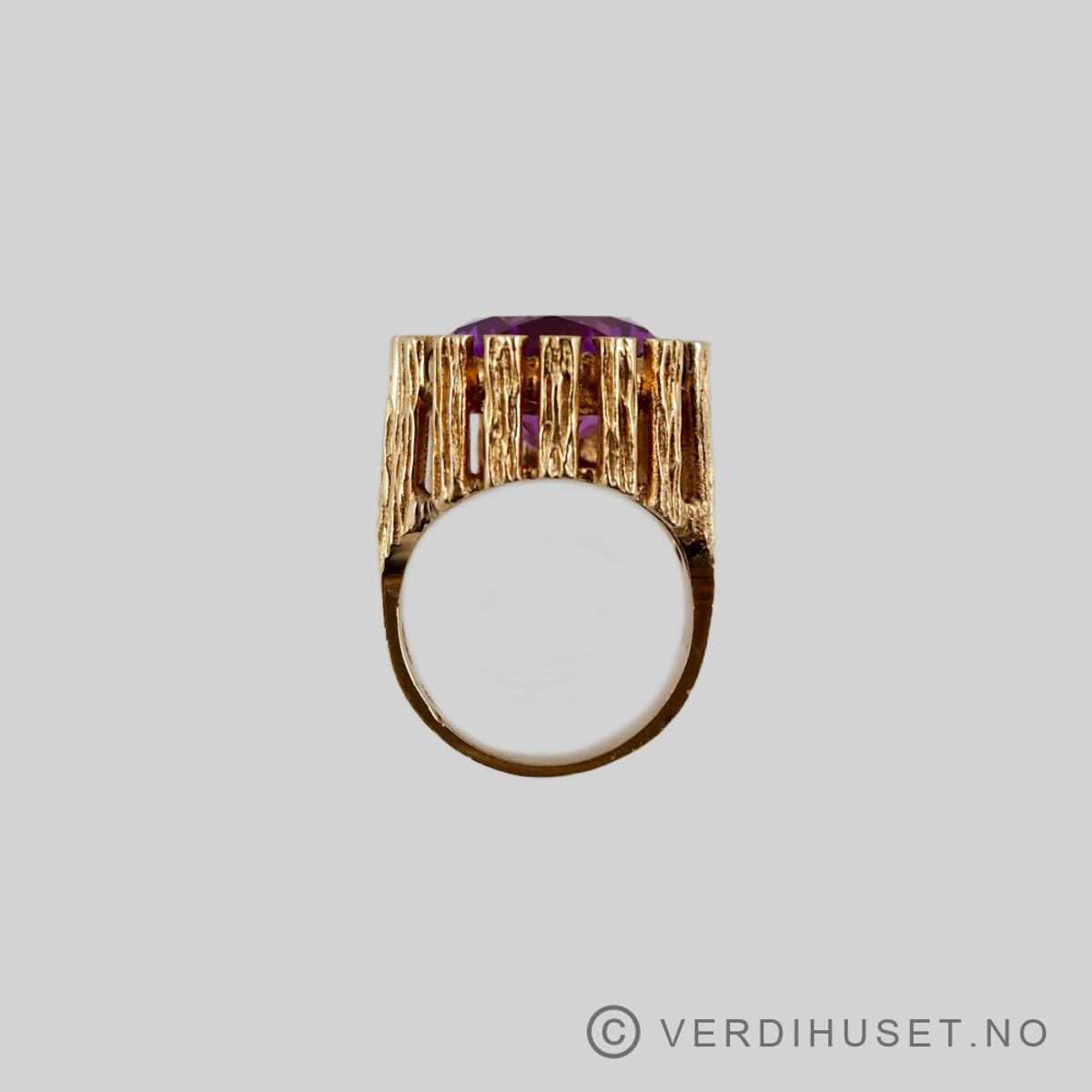 Ring i 14 K gull med stor rosa sten