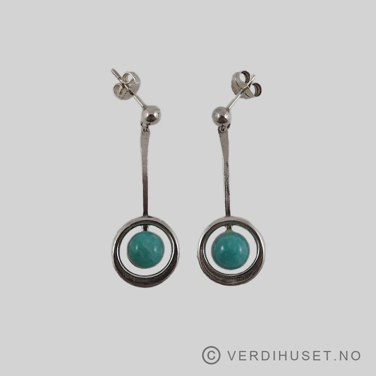 Ørepynt i sølv med grønn sten