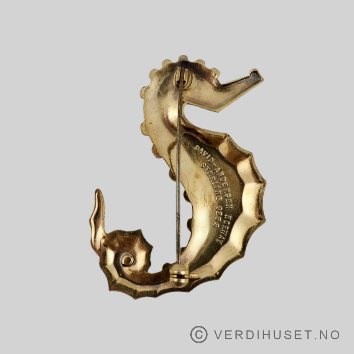 Brosje i forgylt sølv med grønn emalje - 