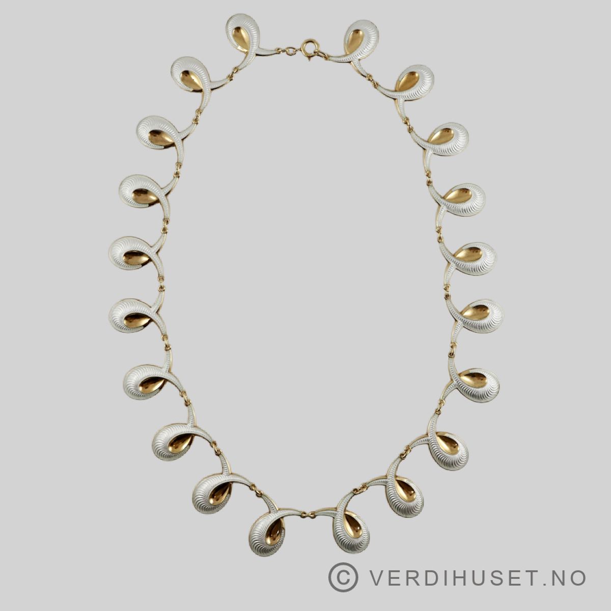 Halssmykke i forgylt sølv med hvit emalje