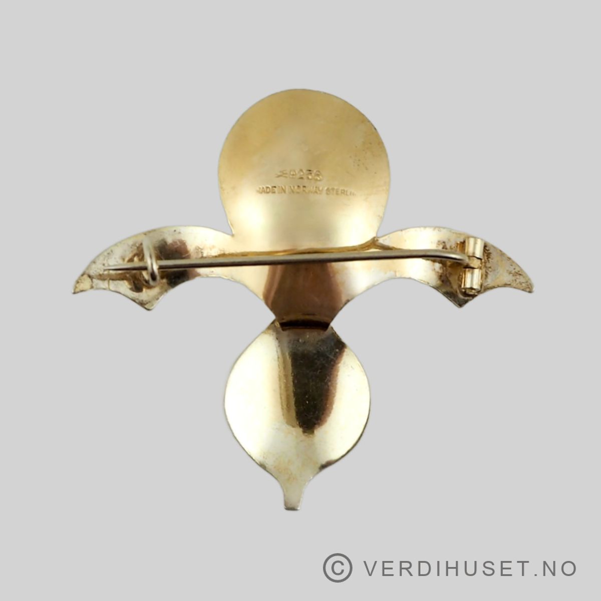 Brosje i forgylt sølv med hvit og grønn emalje - Aksel Holmsen