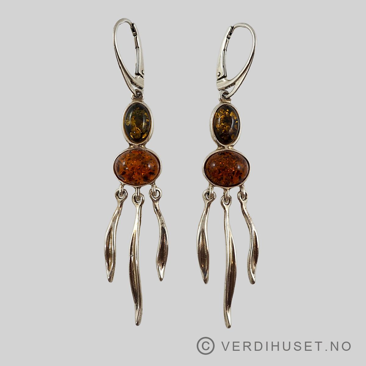 Ørepynt i sølv med rav