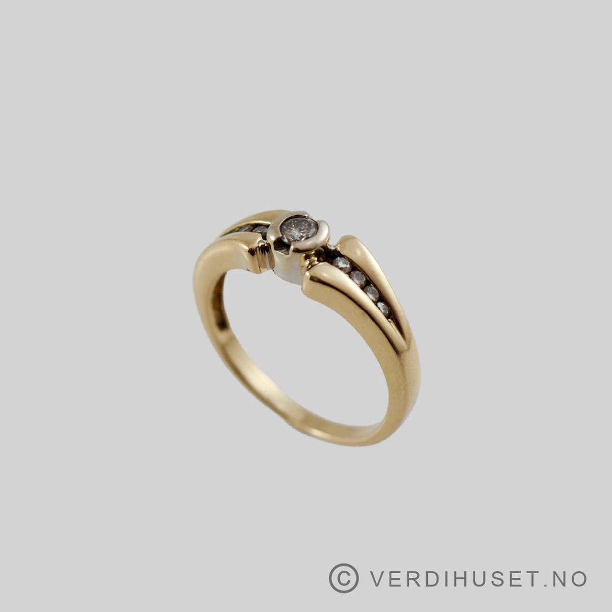 Ring i 14 K gull med blanke stener