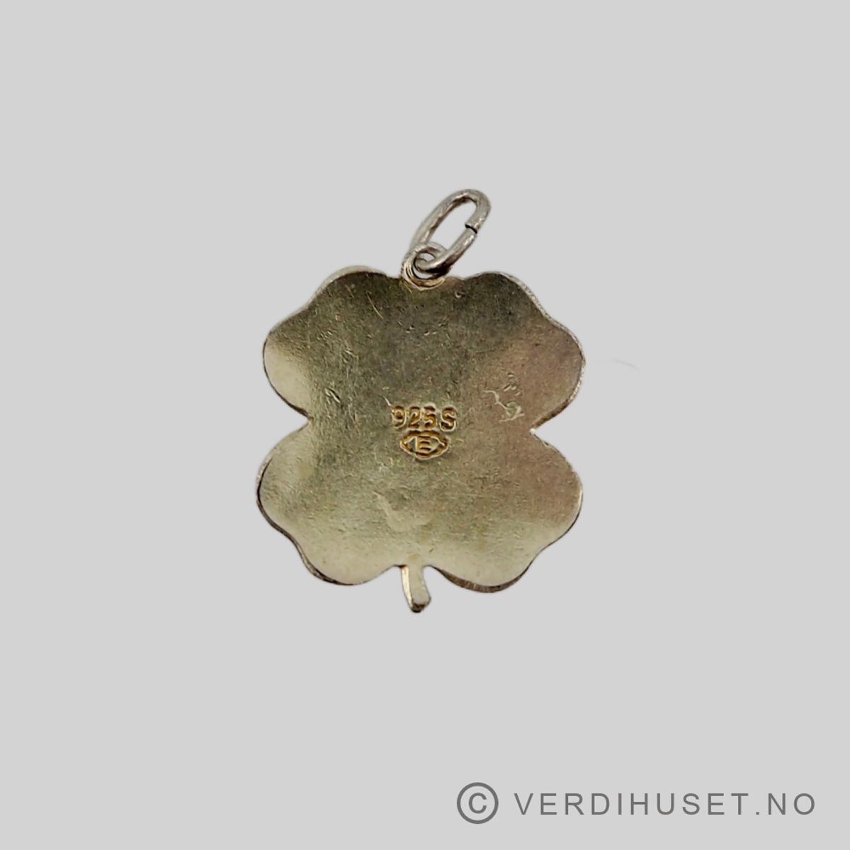 Anheng/Firkløver i forgylt sølv med grønn emalje - Elvik