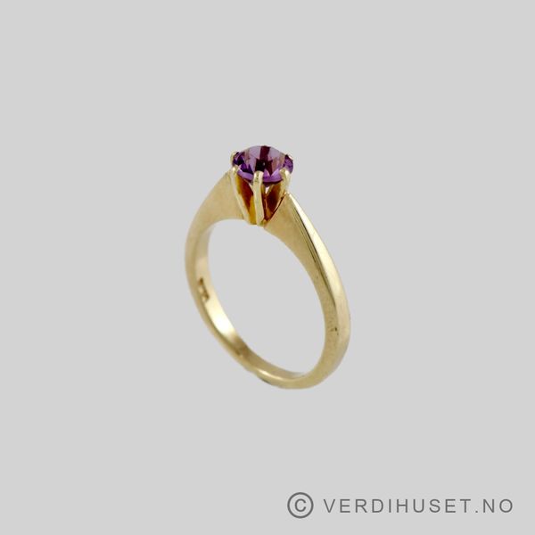 Hovedbilde Ring i 14 K gull med lilla sten