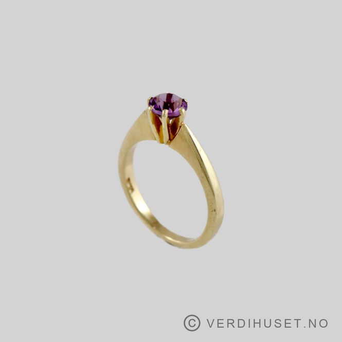Hovedbilde Ring i 14 K gull med lilla sten