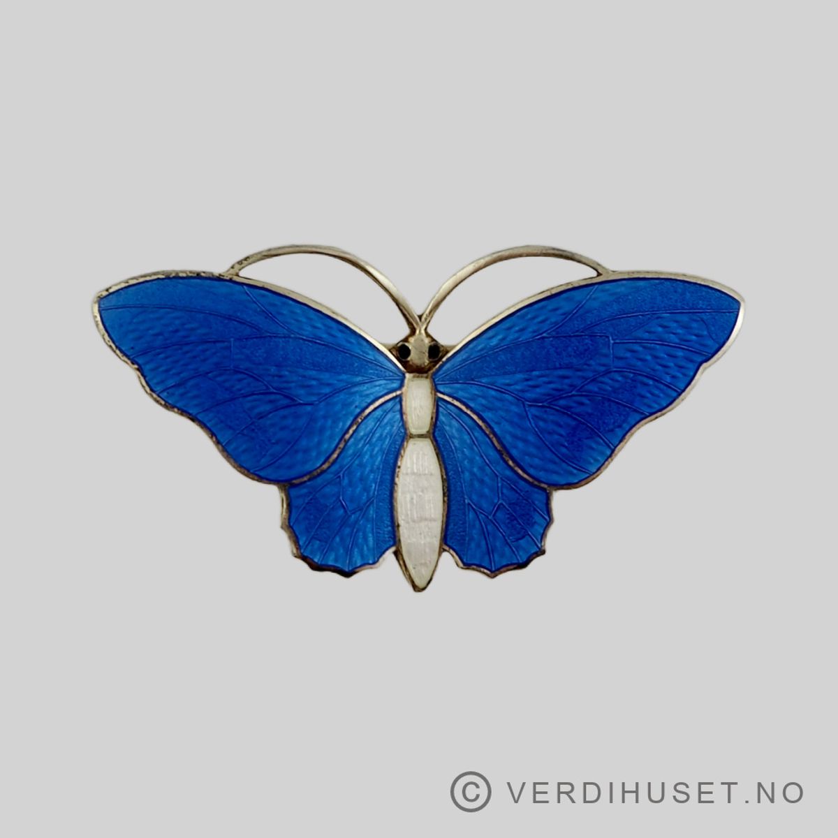 Brosje/Sommerfugl i sølv med hvit og blå emalje - Aksel Holmsen