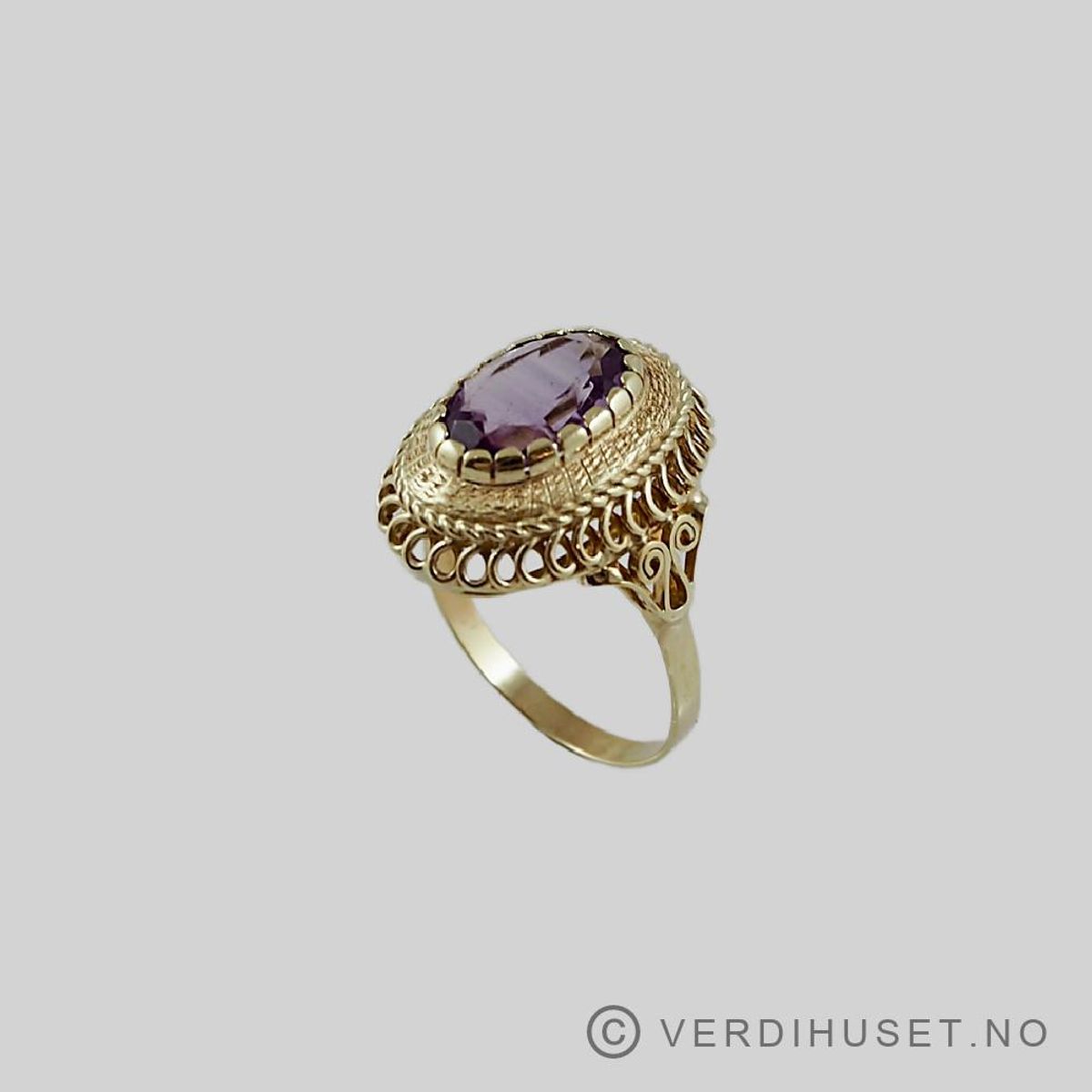 Ring i 14 K gull med lilla sten