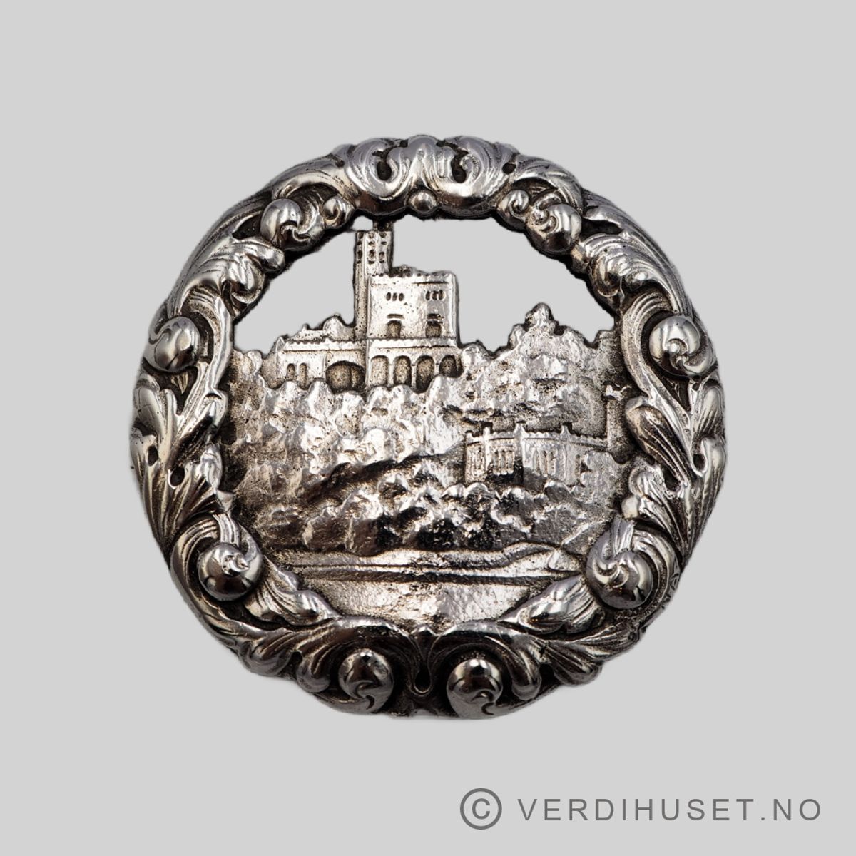 Nasjonalromantisk brosje i sølv