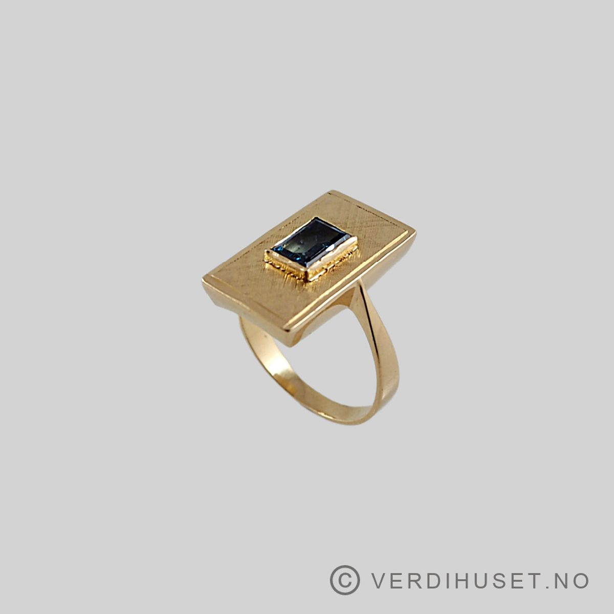 Ring i 18 K gull med blå sten