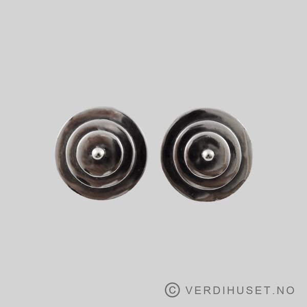 Hovedbilde Ørepynt i oksidert sølv