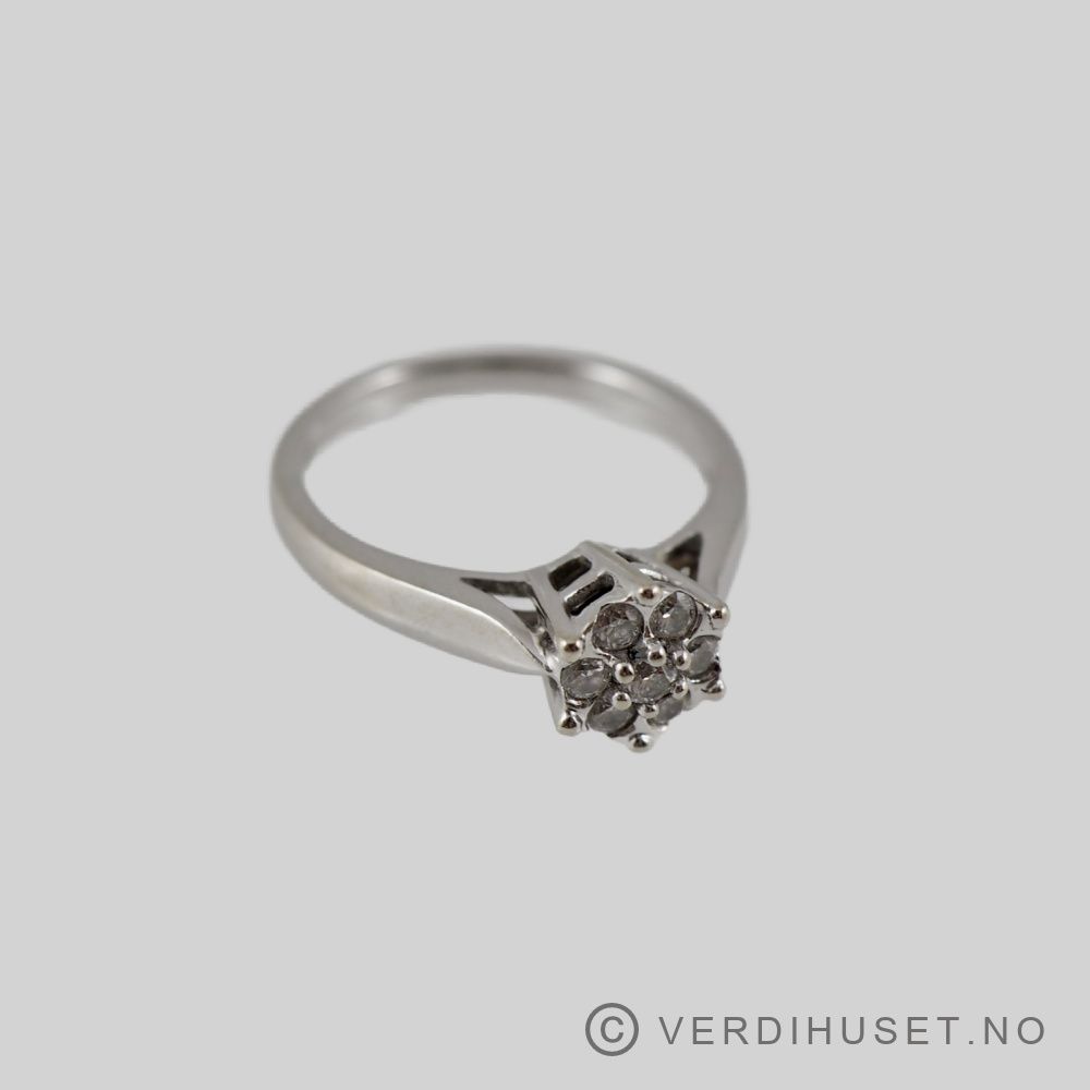 Ring i 14 K hvitt gull med 7 diamanter