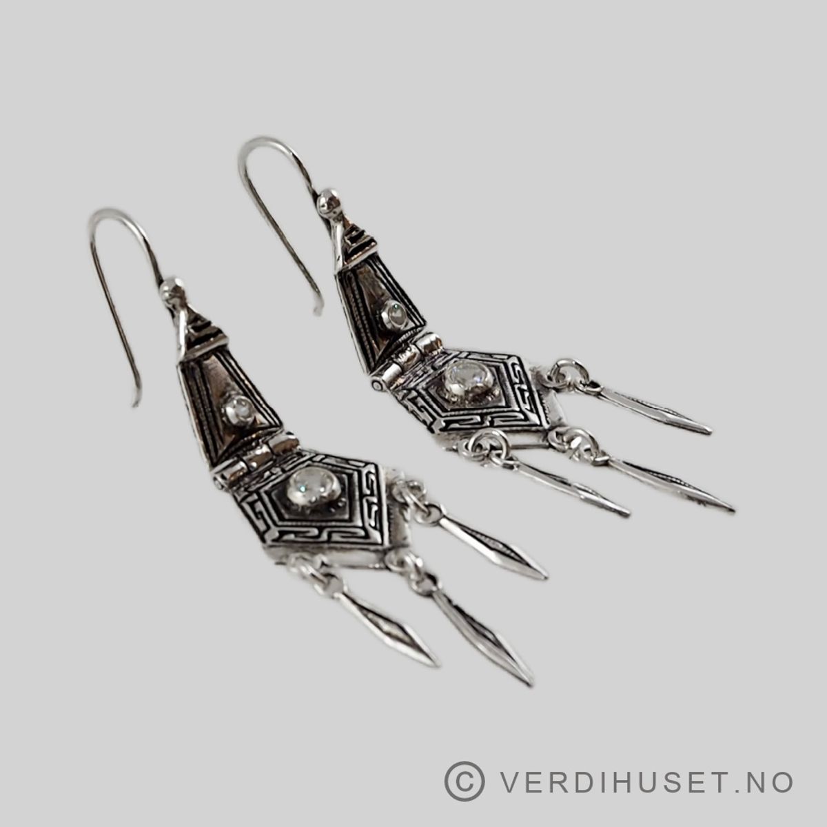 Ørepynt i sølv med blanke stener