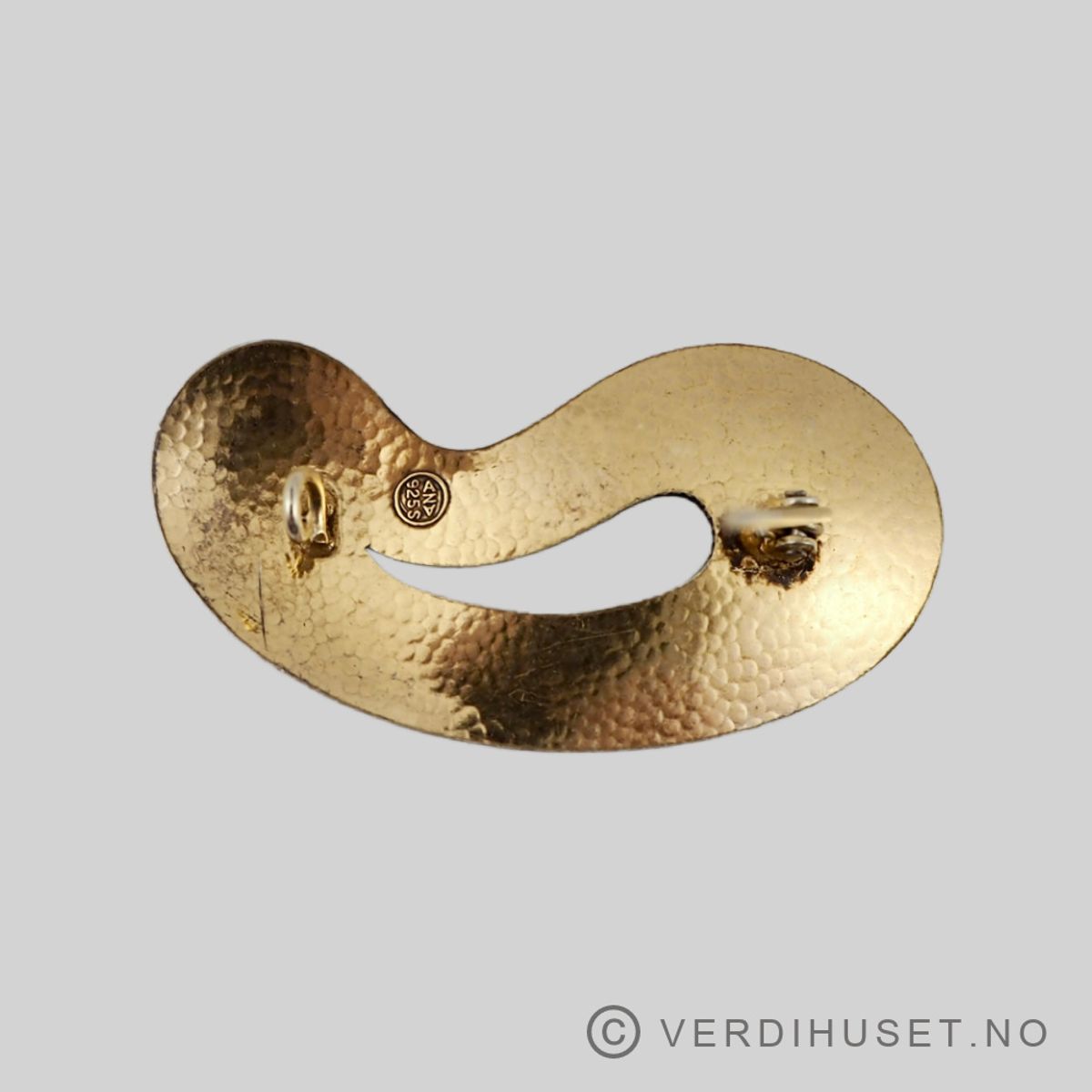 Brosje i forgylt sølv med grønn emalje - Arne Nordlie