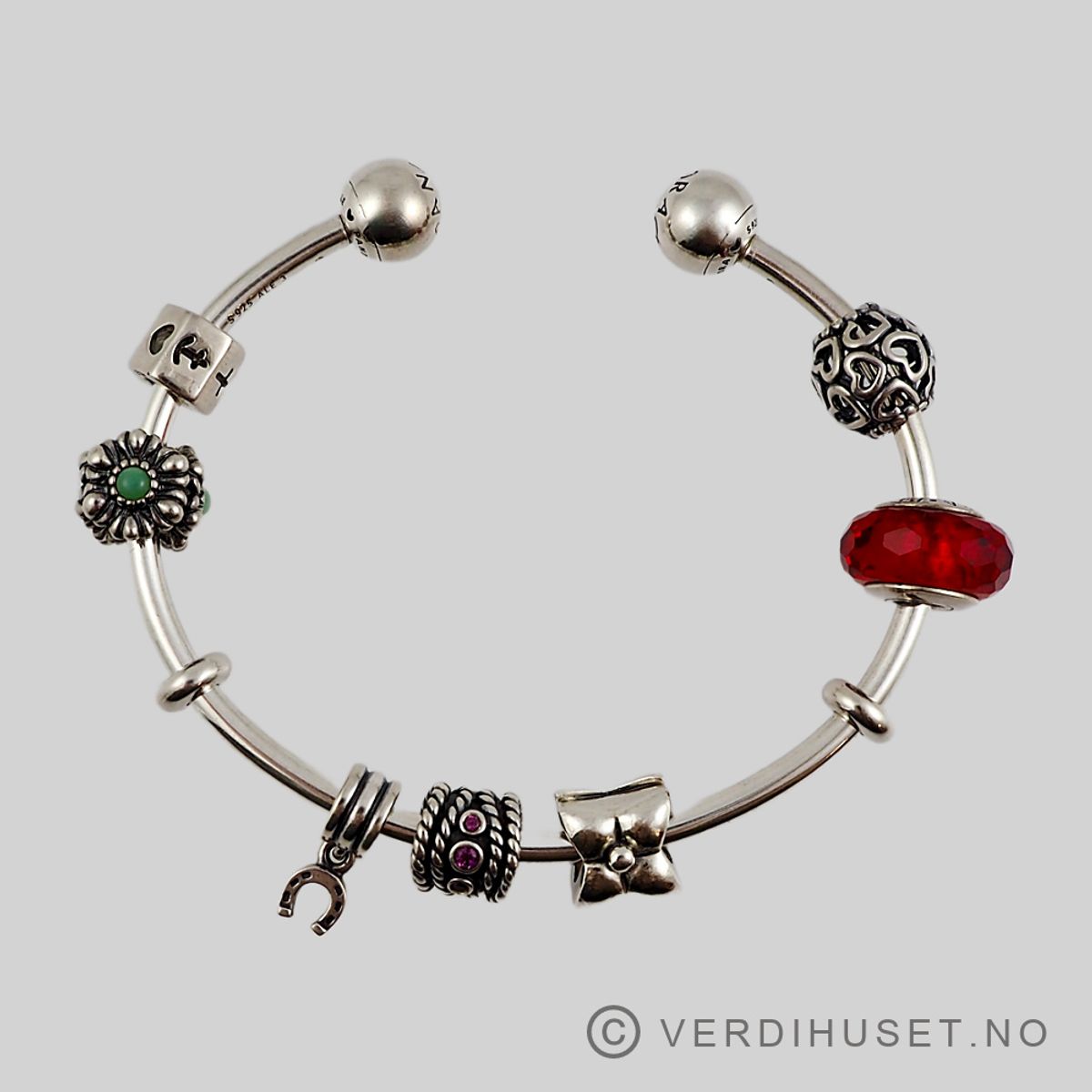 Armring i sølv med diverse charms - Pandora