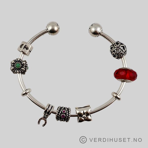 Hovedbilde Armring i sølv med diverse charms - Pandora