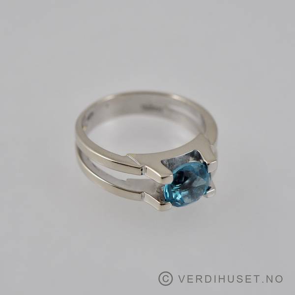 Hovedbilde Ring i 14 K hvitt gull med lys blå sten